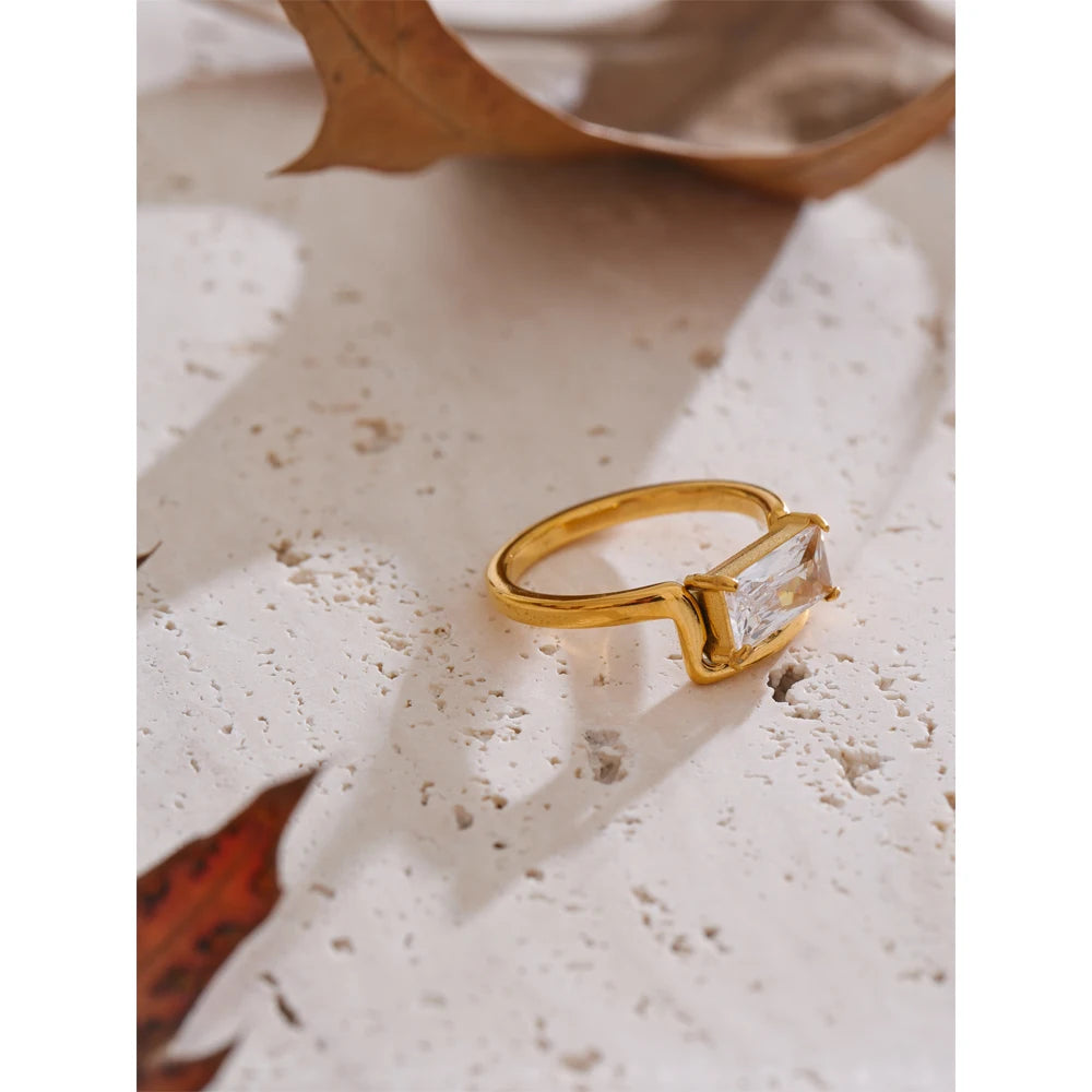 L’Anello Rettangolo di Cristallo – Eleganza Dorata