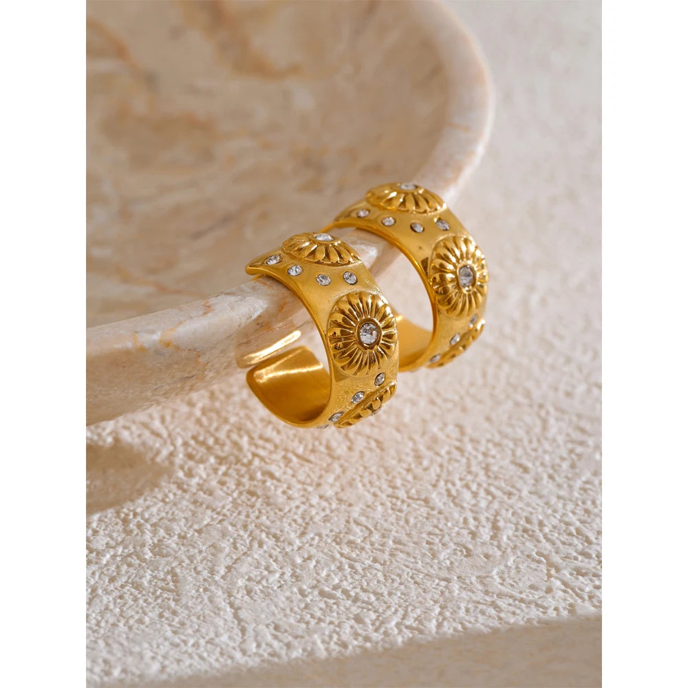 Orecchini huggie dorati con dettagli floreali