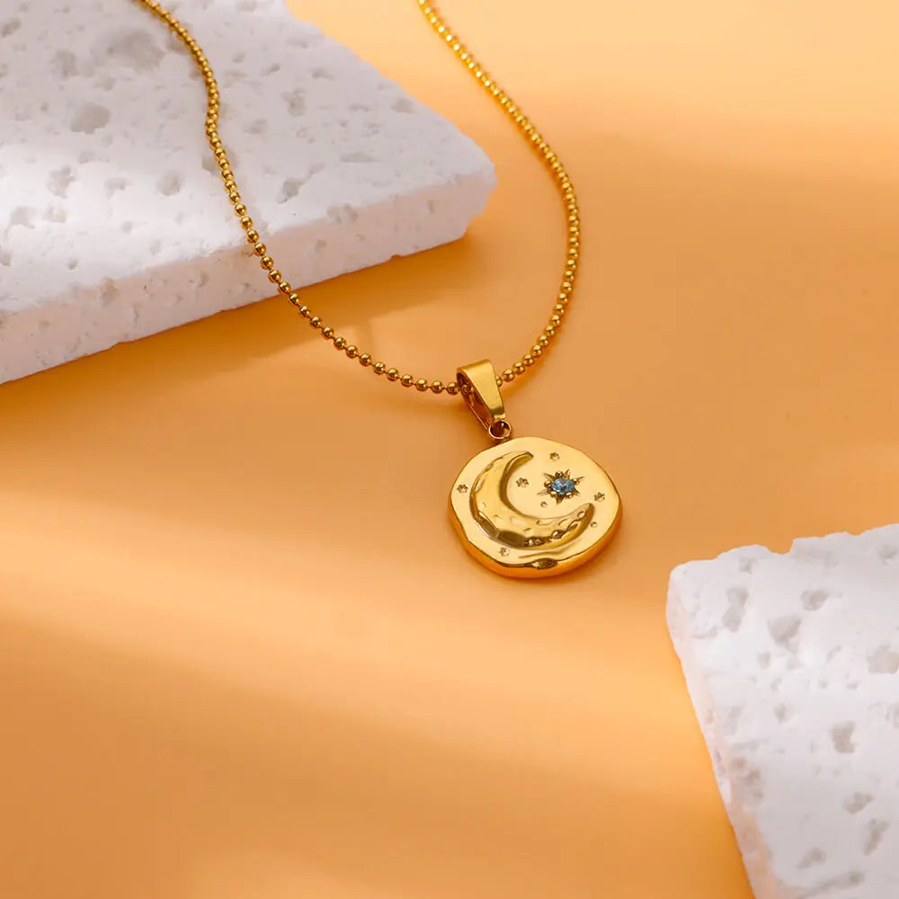 Collana con stella e luna in zircone blu – Magia dorata