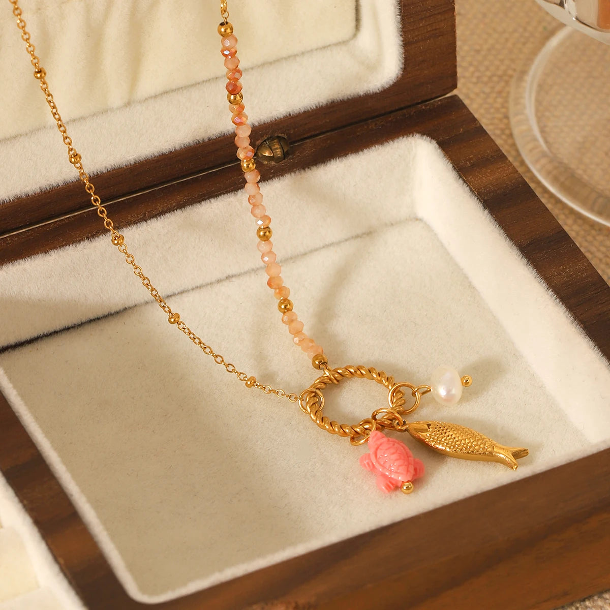 Collana Dorata con Tartaruga, Pesce e Perla Bianca – Eleganza Oceanica