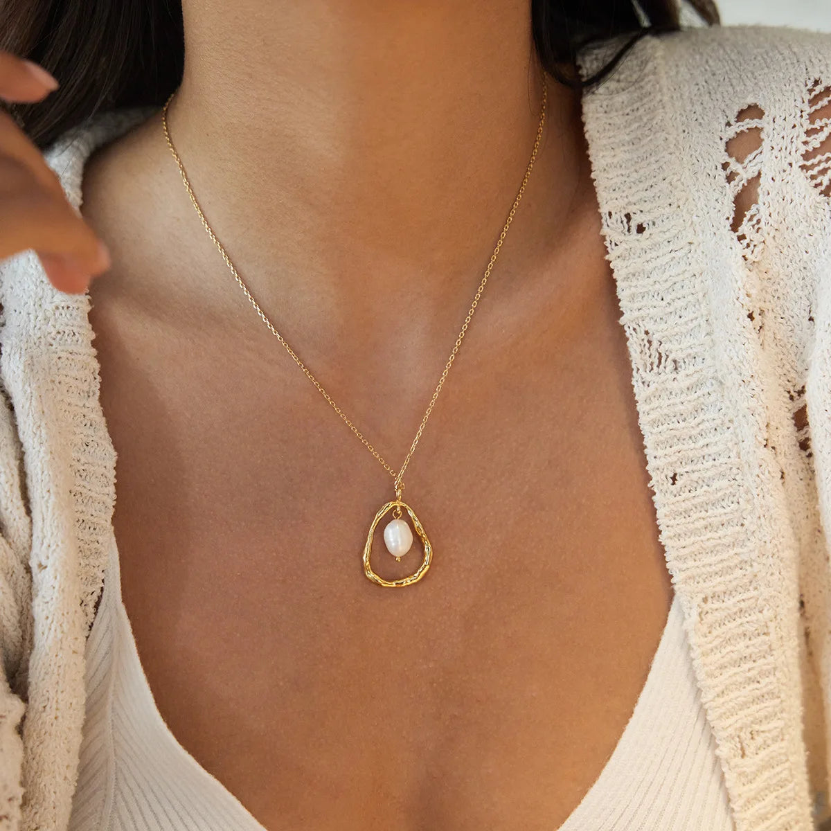 Collana con Perla Irregolare e Ciondolo Oro Minimal