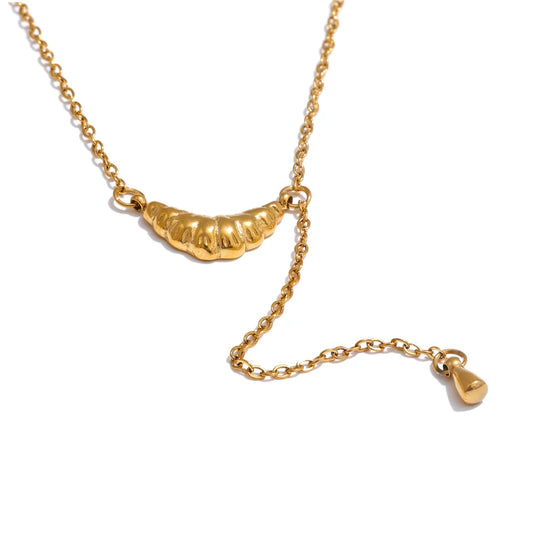 Collana Croissant Charm – Dolcezza e Stile