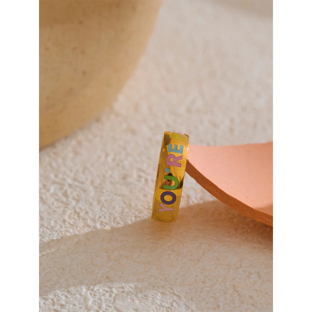 Anello “You’re Perfect” – Acciaio Dorato con Dettagli Pastello