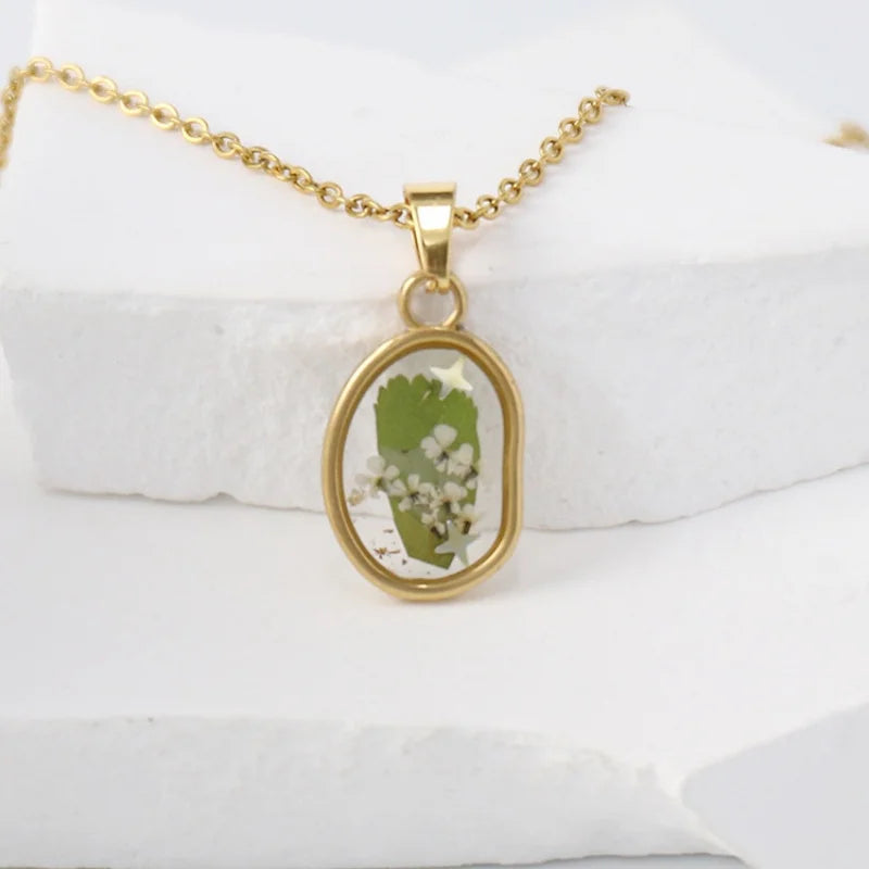 Collana in acciaio inossidabile con ciondolo in resina e fiore naturale essiccato – Gioiello artigianale