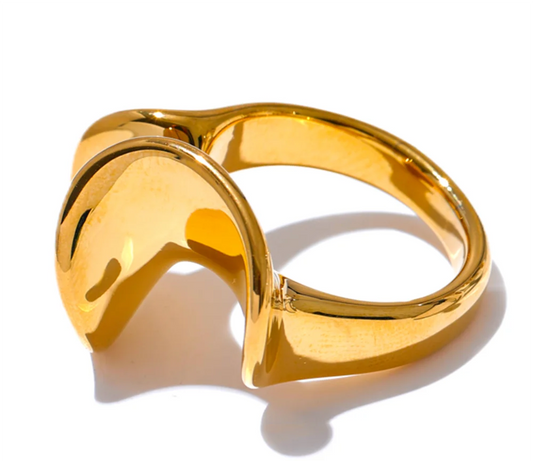 Anello Onde Lucenti – Eleganza Irregolare