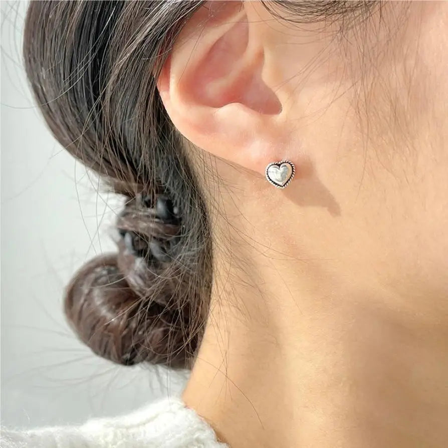 "Cuore Retrò – Mini Orecchini a Bottone in Argento 925 dal Fascino d’Altri Tempi"