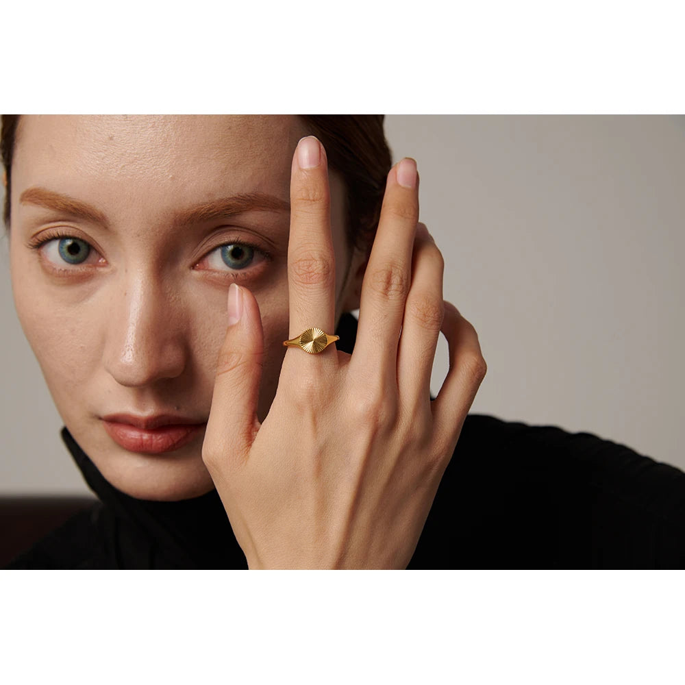 Anello Geometrico Dorato – Design Moderno in Acciaio Inossidabile