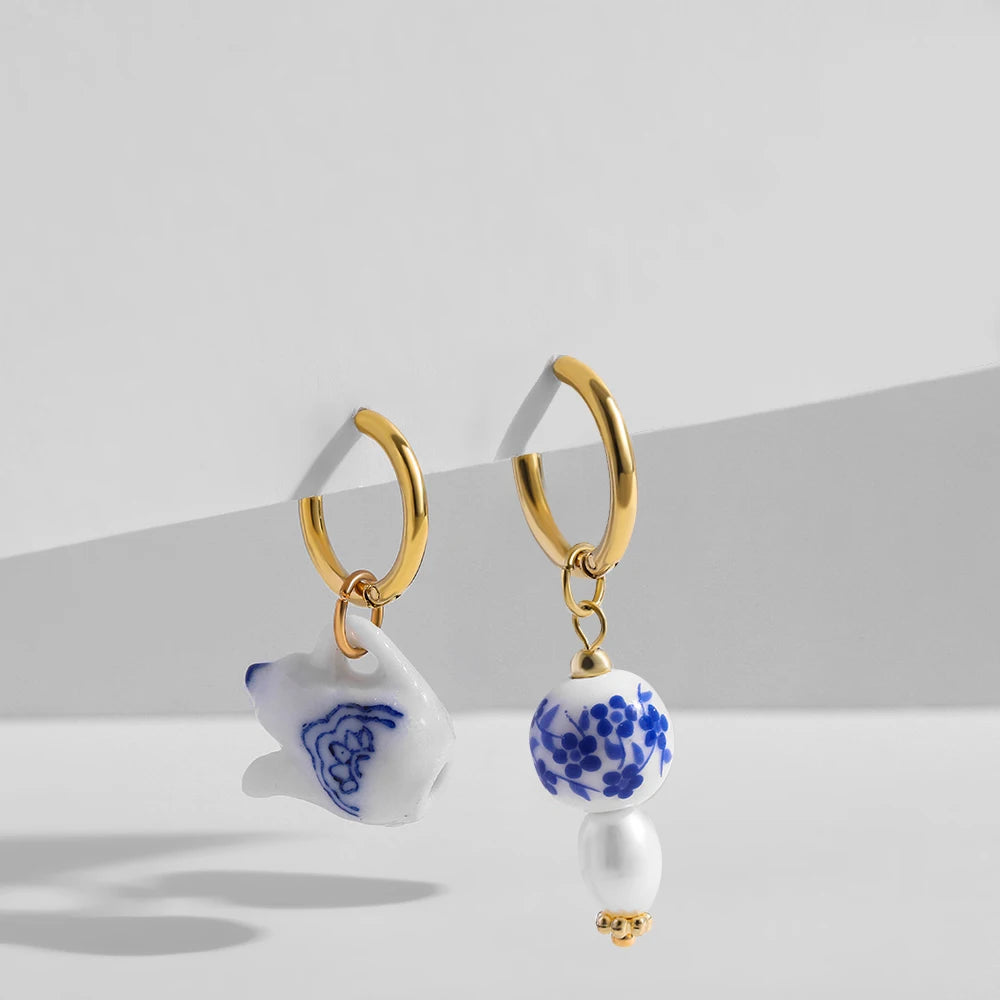 Collezione Orecchini “Cuore di Mare” – Asimmetrie floreali con perle e ceramica