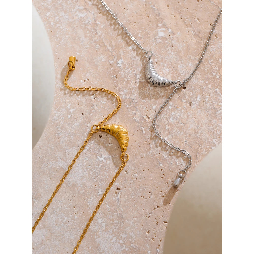 Collana Croissant Charm – Dolcezza e Stile