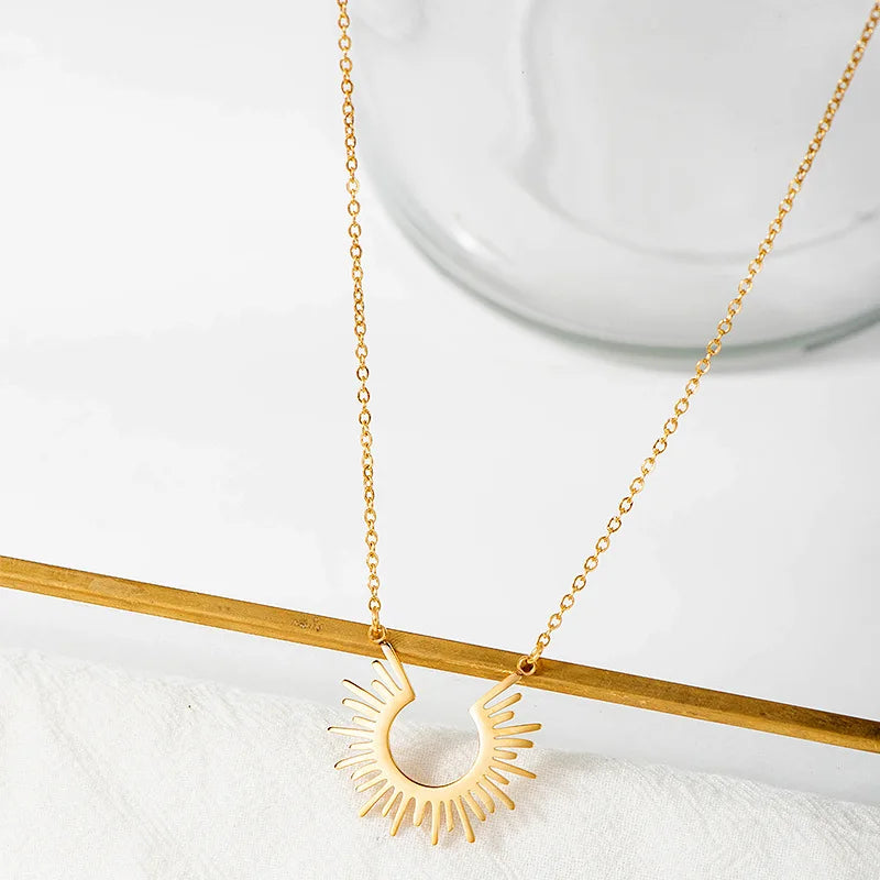 Collana Sole Geometrico – Eleganza Dorata