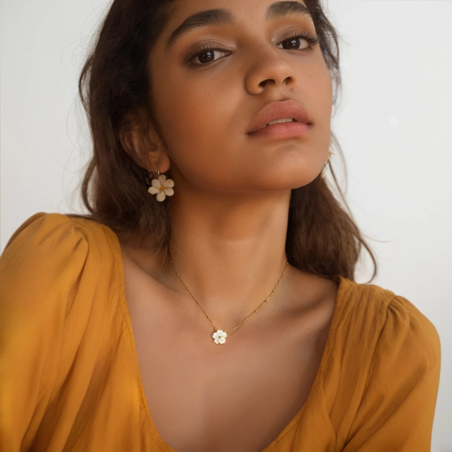 Set “Margherite di Luce” – Collana e Orecchini floreali bianchi