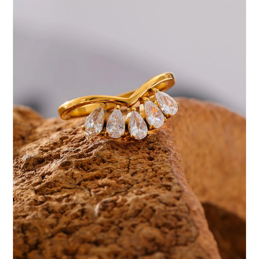 Anello “Petal Shine” – Gocce di Luce