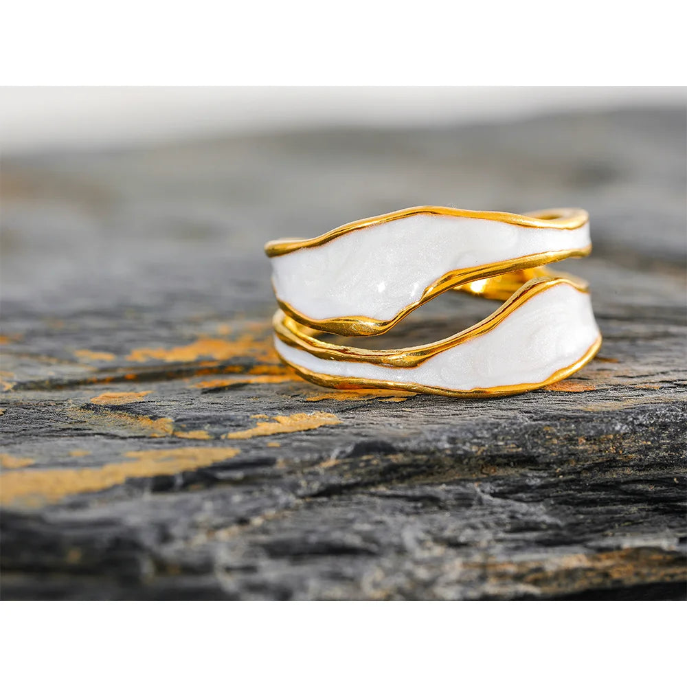 Anello Onde Bianche – Eleganza Irregolare