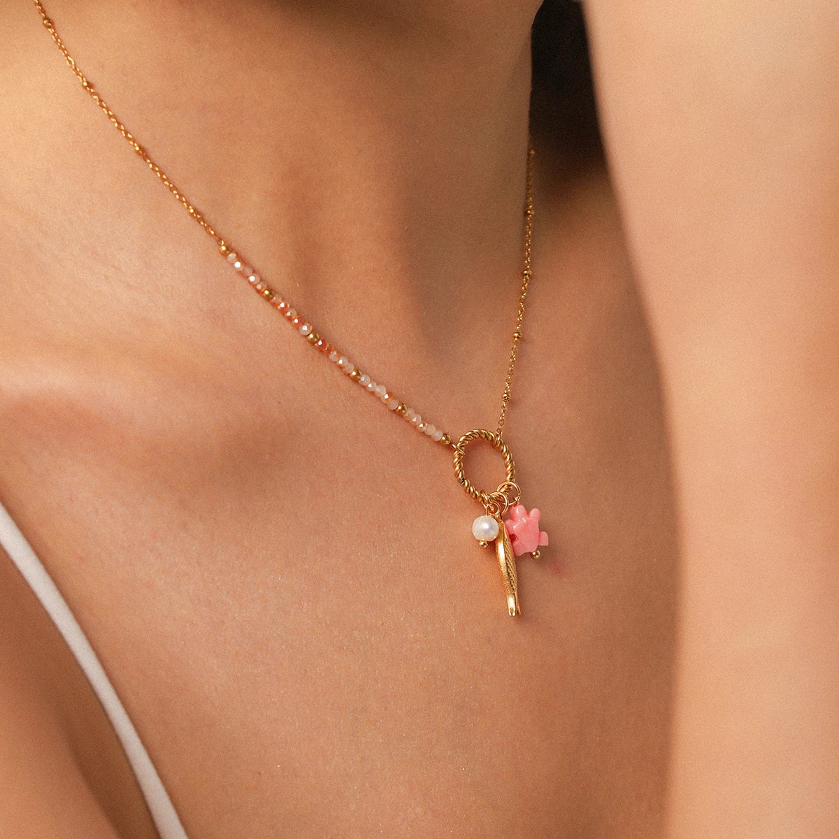 Collana Dorata con Tartaruga, Pesce e Perla Bianca – Eleganza Oceanica