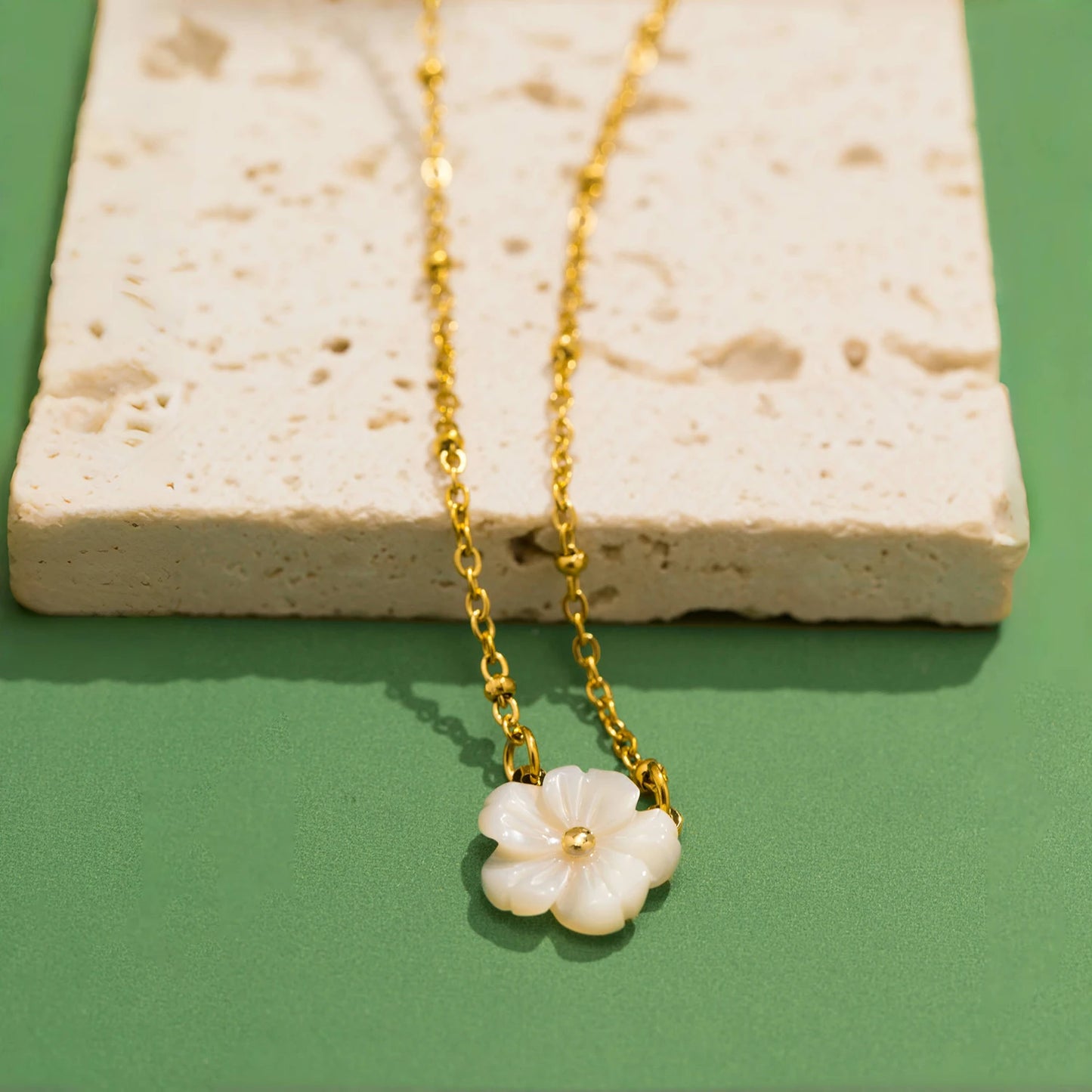 Set “Margherite di Luce” – Collana e Orecchini floreali bianchi
