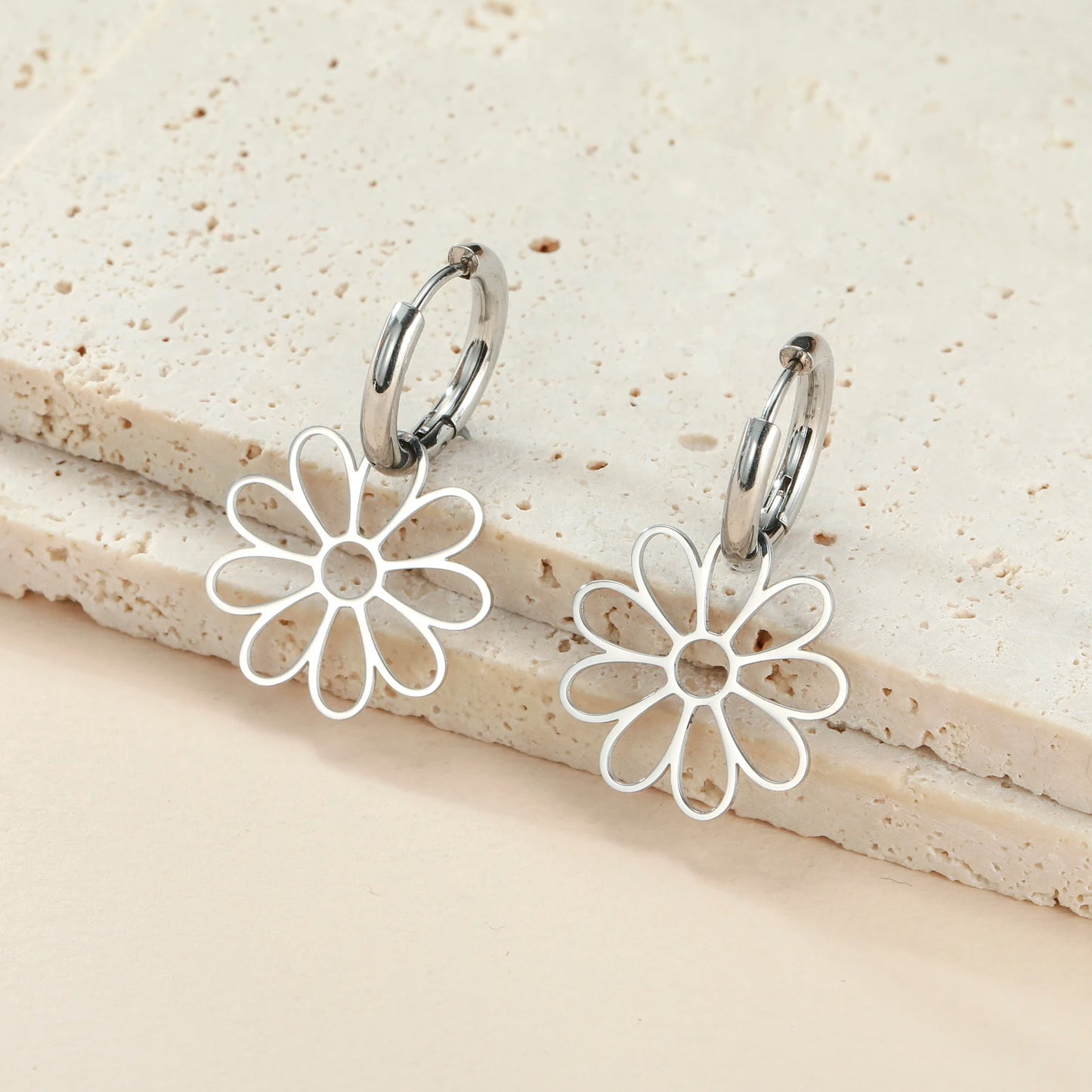Orecchini a cerchio con fiore a nove petali – Stile bohémien