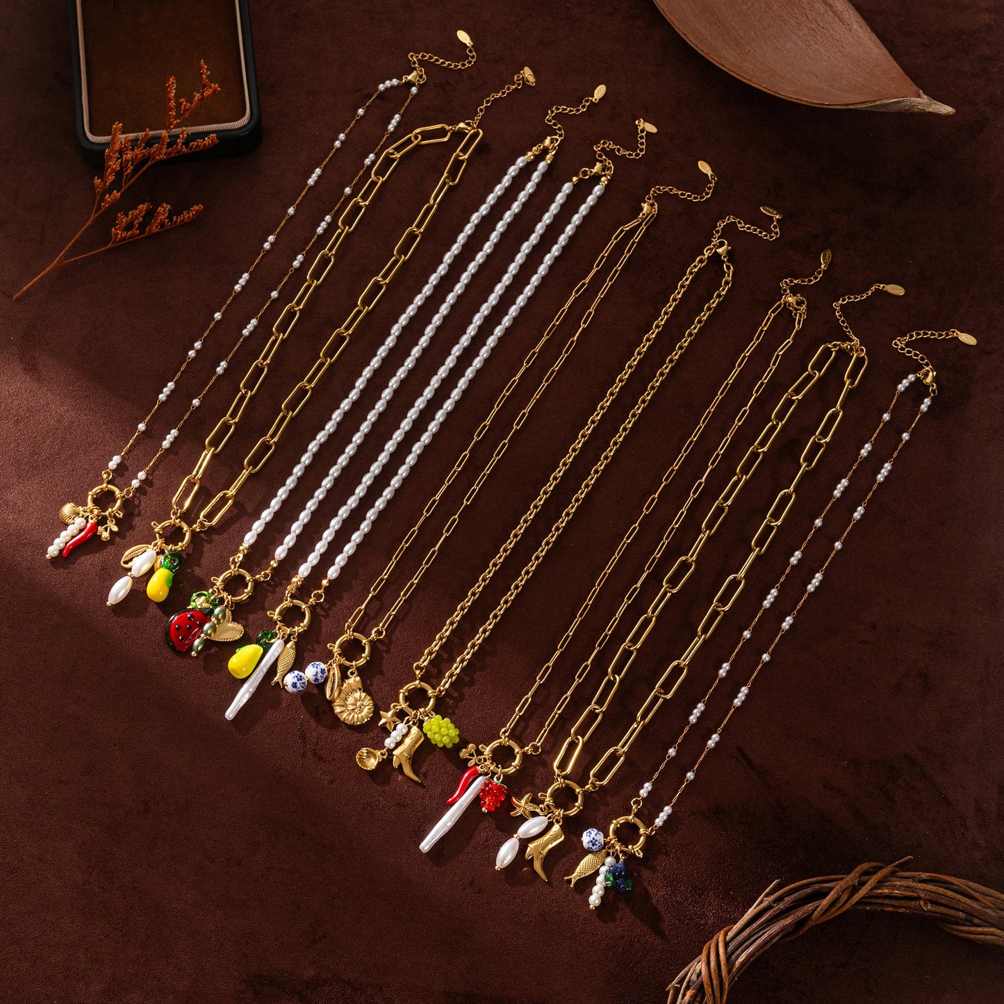 Collezione “Charms Mediterranei” – 9 Collane con Ciondoli in Acciaio Inossidabile Placcato Oro