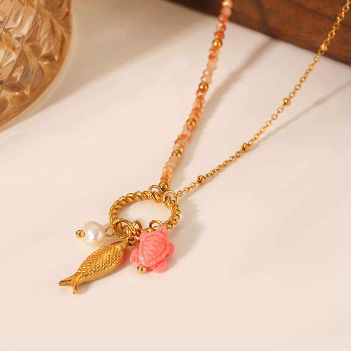 Collana Dorata con Tartaruga, Pesce e Perla Bianca – Eleganza Oceanica