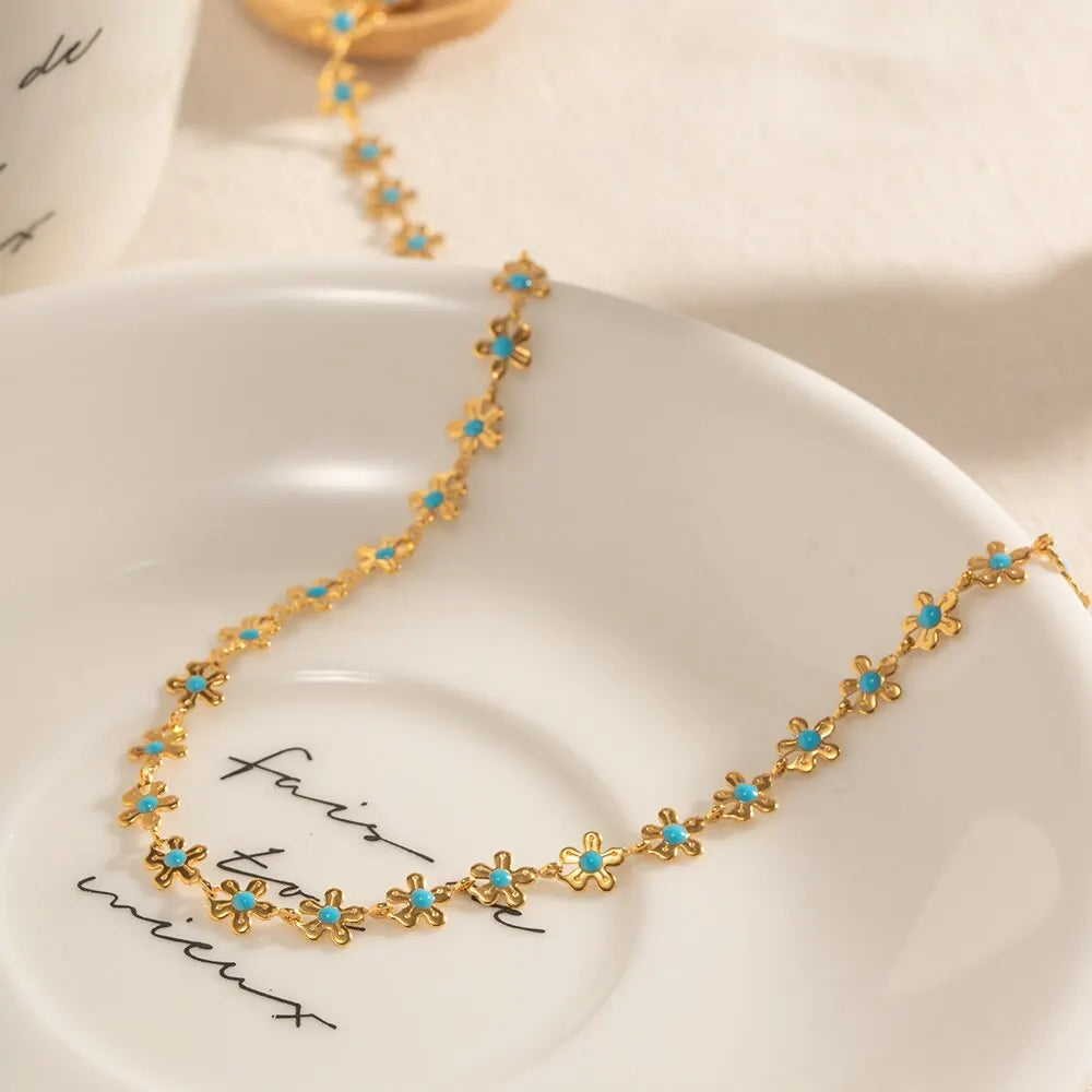 Collana boho-chic con margherite oro e azzurre