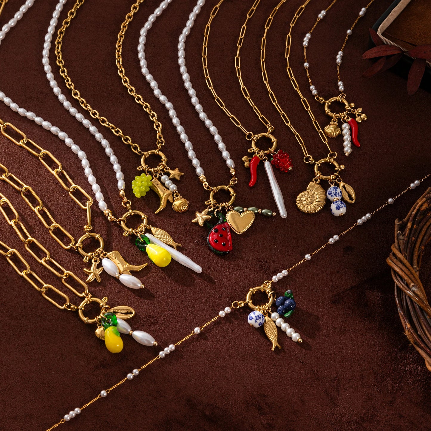 Collezione “Charms Mediterranei” – 9 Collane con Ciondoli in Acciaio Inossidabile Placcato Oro