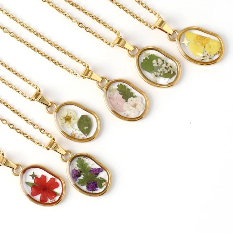 Collana in acciaio inossidabile con ciondolo in resina e fiore naturale essiccato – Gioiello artigianale