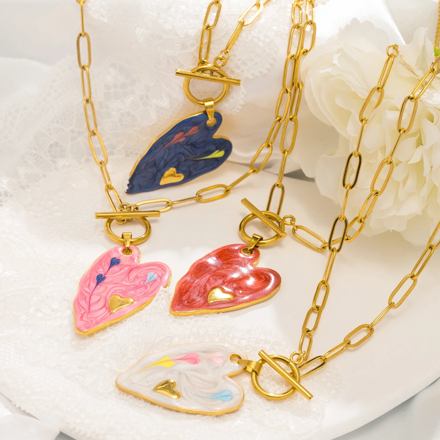 Collana Cuore Colorato – Pendente smaltato in acciaio, stile fresco e moderno