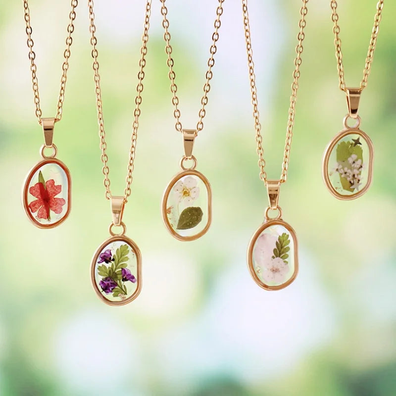 Collana in acciaio inossidabile con ciondolo in resina e fiore naturale essiccato – Gioiello artigianale