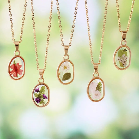 Collana in acciaio inossidabile con ciondolo in resina e fiore naturale essiccato – Gioiello artigianale