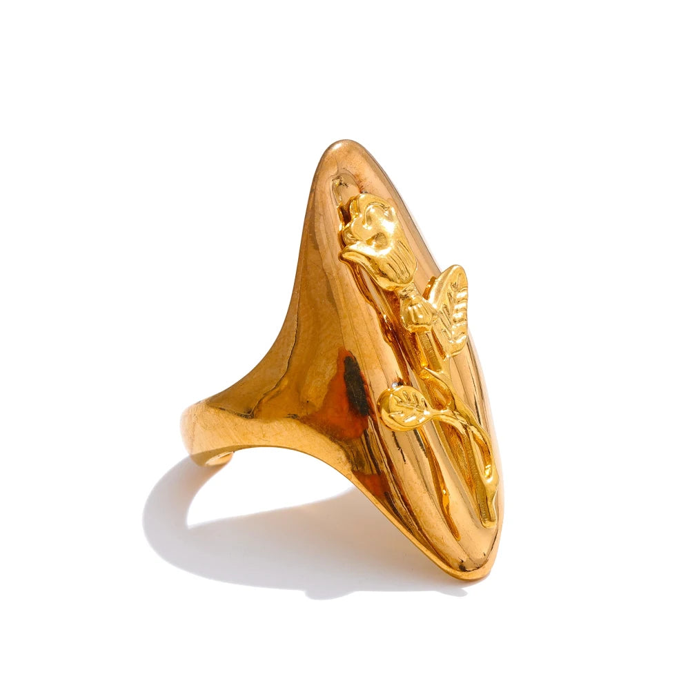 Anello Rosa Fusa – Eleganza Dorata Scultorea