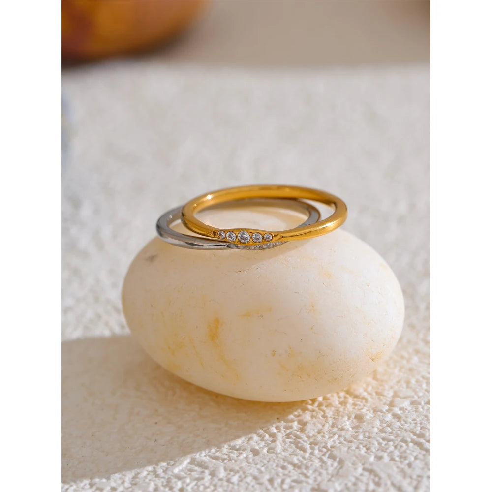 Anello Linea di Luce – Minimal Chic con Zirconi