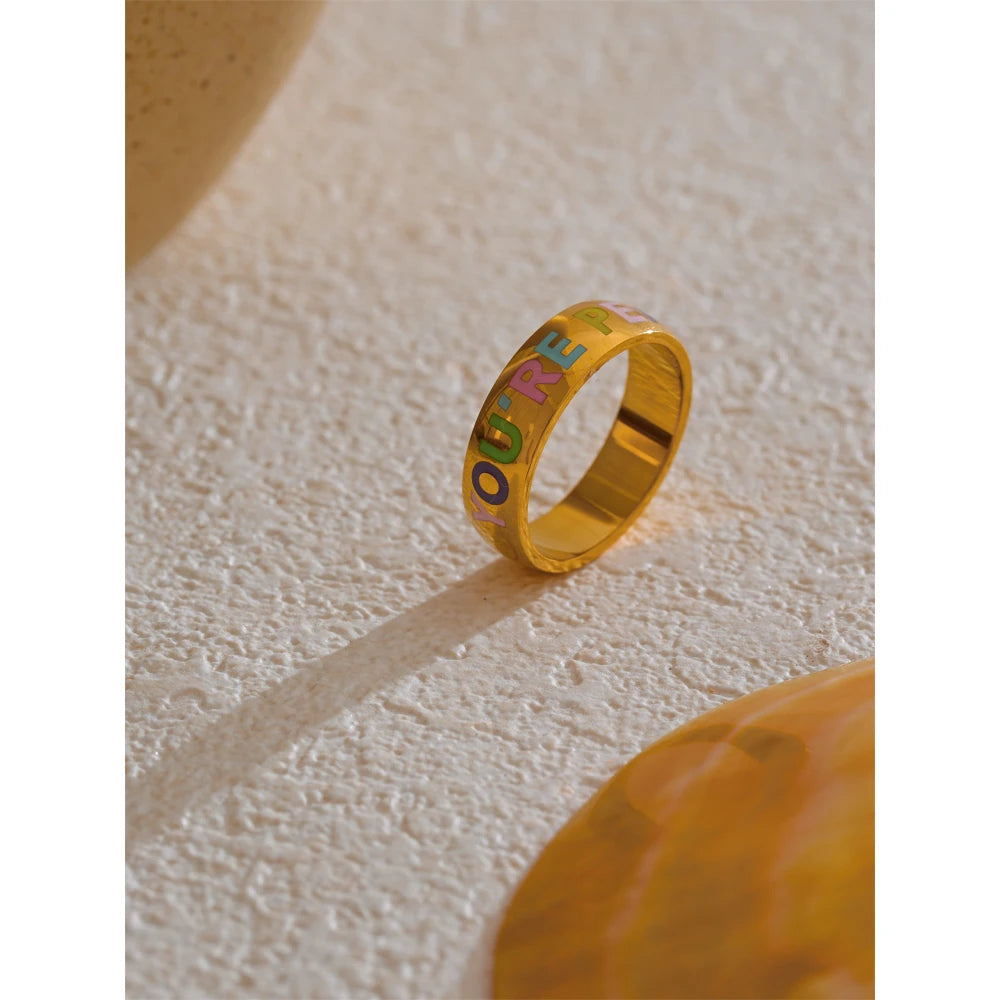 Anello “You’re Perfect” – Acciaio Dorato con Dettagli Pastello
