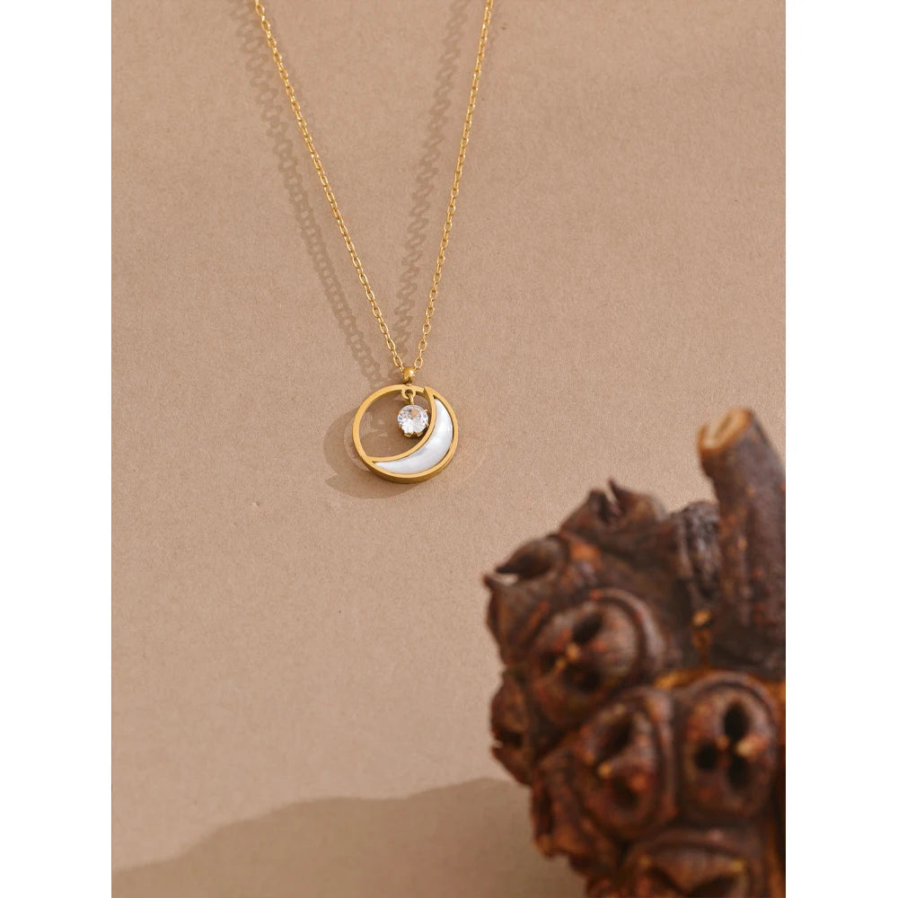 Collana con Luna e Zircone – Acciaio Inossidabile Oro con Conchiglia Naturale