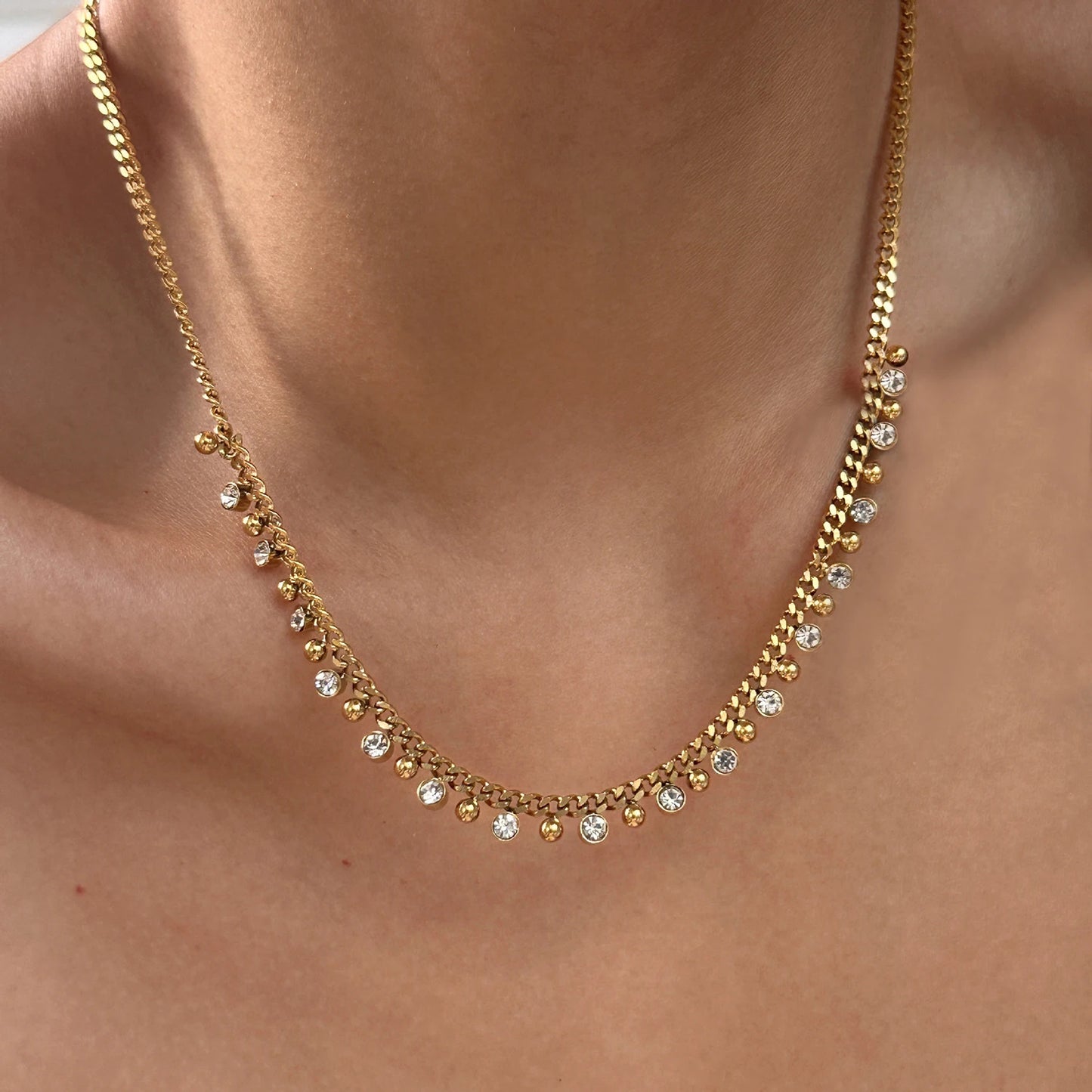 “Riflessi di Sole” – Collana Elegante con Zirconi