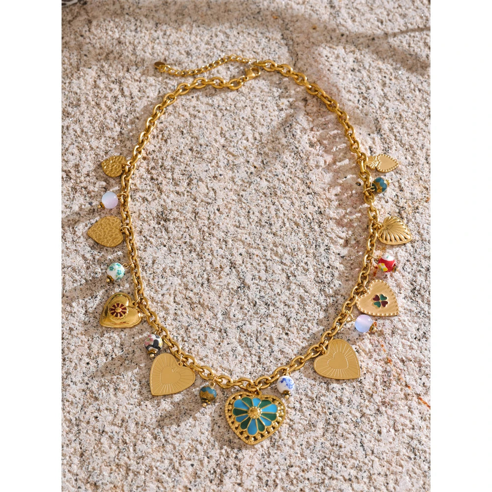 Cuore di Smeraldo – Collana con Perline e Dettagli Dorati