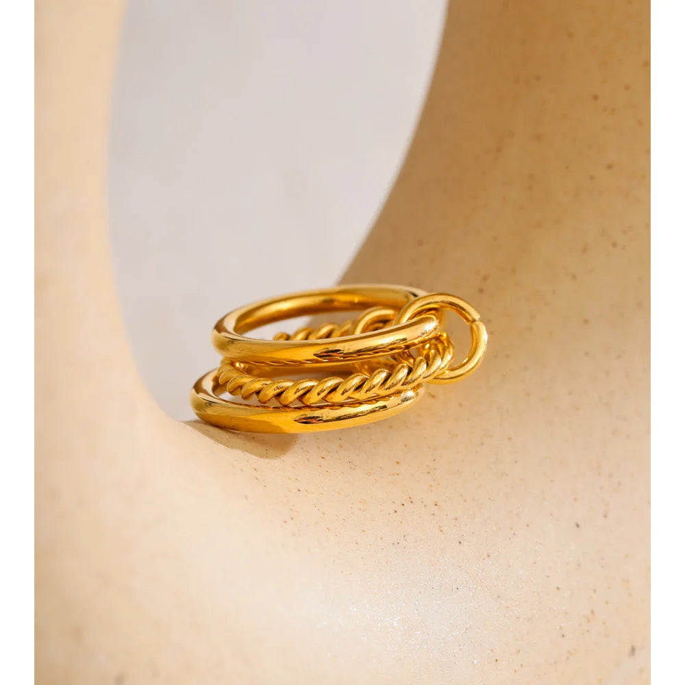 Anello Triplo Dorato – Intreccio di Eleganza