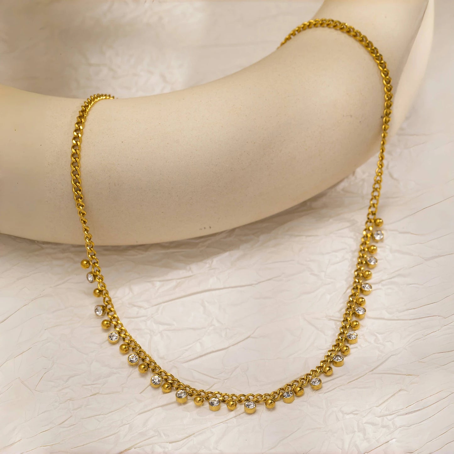 “Riflessi di Sole” – Collana Elegante con Zirconi