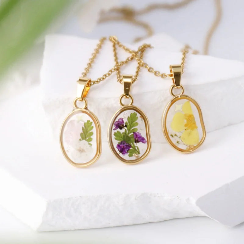 Collana in acciaio inossidabile con ciondolo in resina e fiore naturale essiccato – Gioiello artigianale