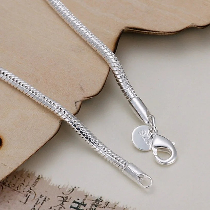 "Linea di Luce – Bracciale a Catena a Serpente in Argento"