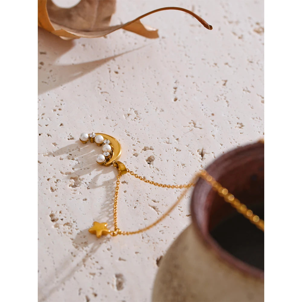Collana “Moonlight Pearl” – Luna in Acciaio Inossidabile