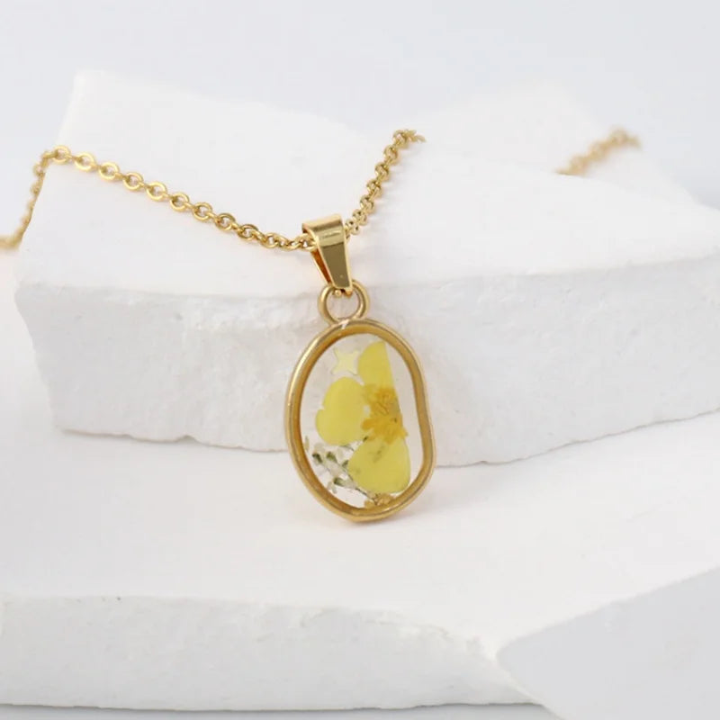 Collana in acciaio inossidabile con ciondolo in resina e fiore naturale essiccato – Gioiello artigianale