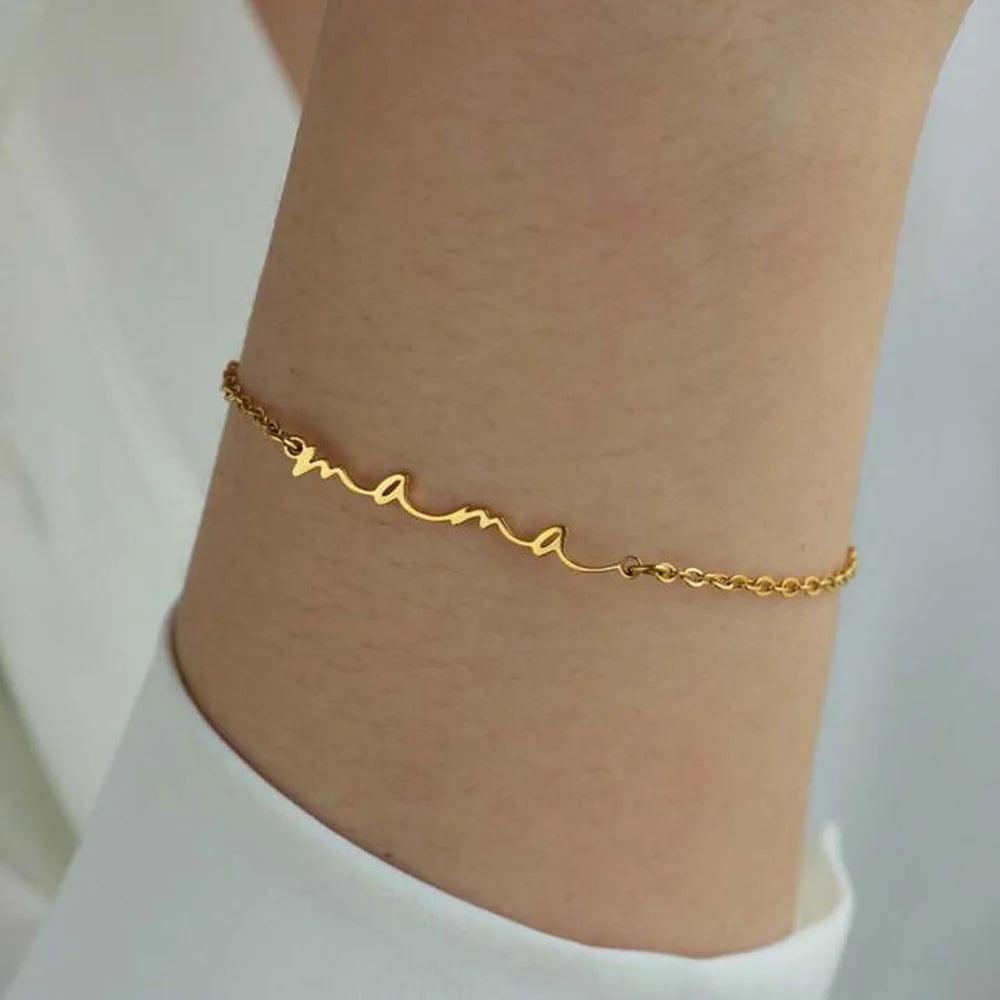 Bracciale “Mini Mama” – Eleganza dorata in catena sottile