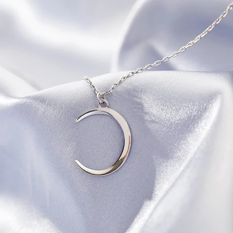 Collana “Luna Semplice” – Eleganza Stellare