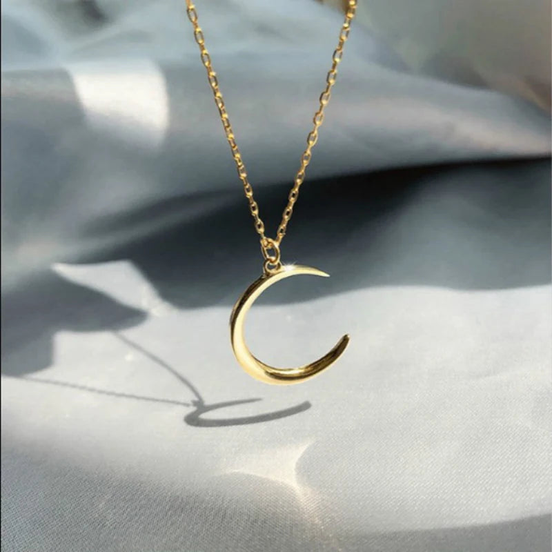 Collana “Luna Semplice” – Eleganza Stellare