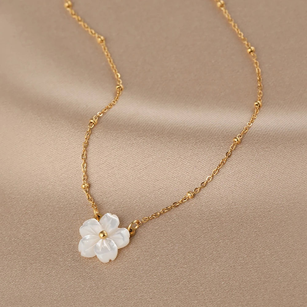 Set “Margherite di Luce” – Collana e Orecchini floreali bianchi