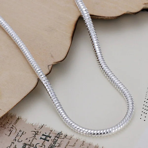 "Linea di Luce – Bracciale a Catena a Serpente in Argento"