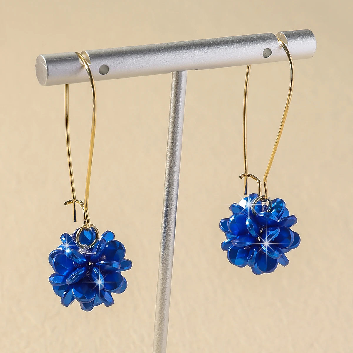 Orecchini a sfera con petali di perle – Delicatezza artigianale