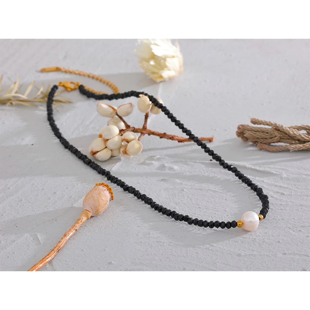 Collana “Perla Nera” – Eleganza con cristalli e perla naturale