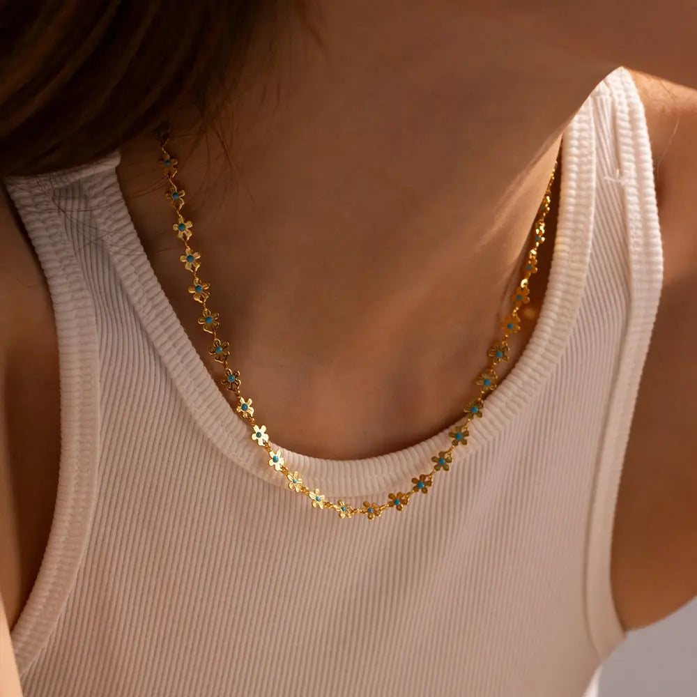Collana boho-chic con margherite oro e azzurre