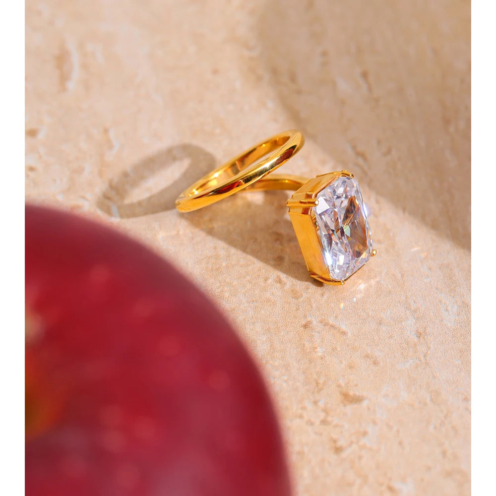 Anello Rettangolo di Luce – Eleganza Dorata