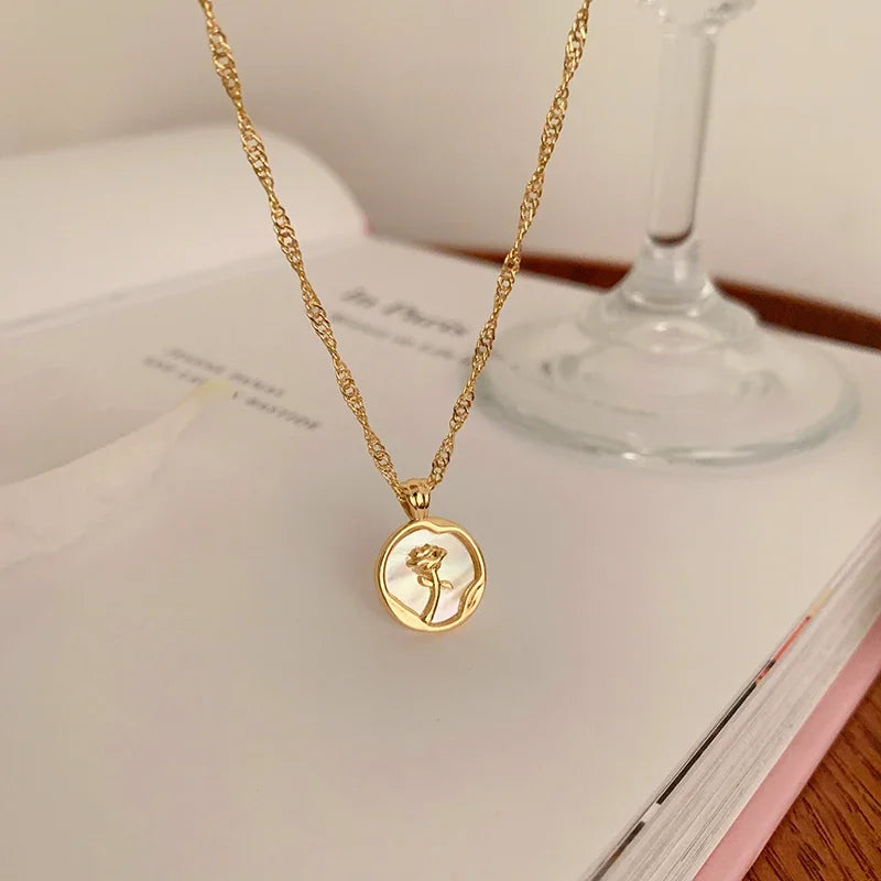 Rosa Sospesa – Collana con Conchiglia Artistica